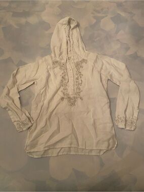 ✨Bundle : But 6 for $80

🥥Embroidered White Hooded Sweatshirt!